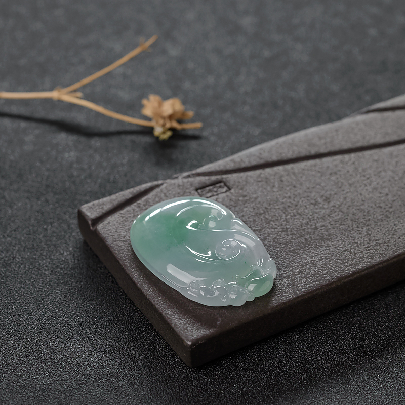 糯种浅绿翡翠吊坠-红掌柜