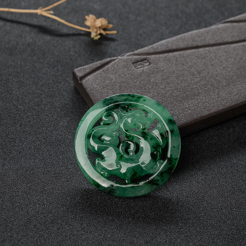 翡翠镂雕仿古龙吊坠-红掌柜