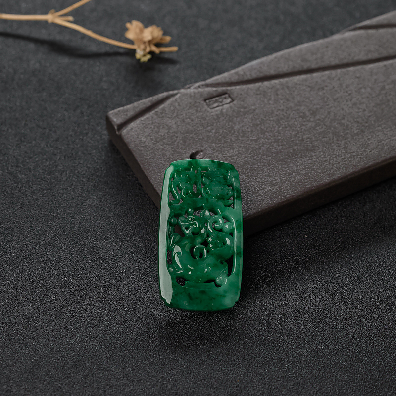 糯种飘花翡翠镂雕仿古龙吊坠-红掌柜