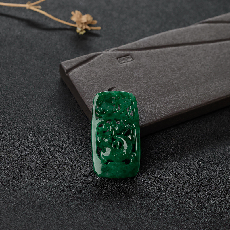 翡翠镂雕仿古龙吊坠-红掌柜