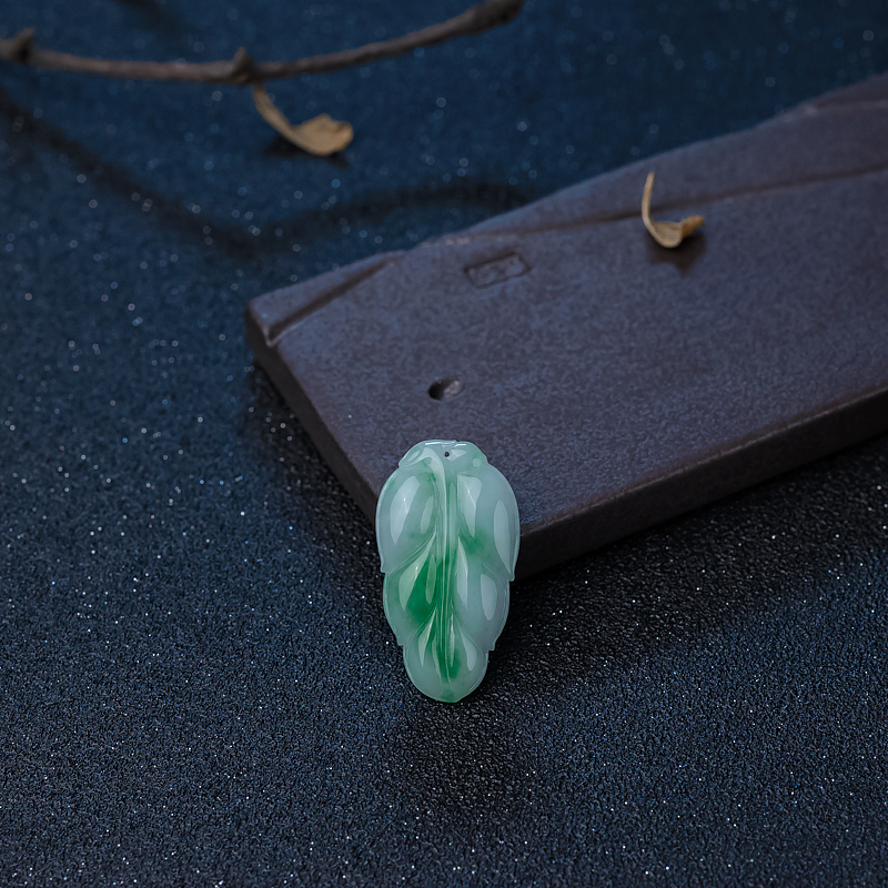 糯种飘翠翡翠叶子吊坠-红掌柜