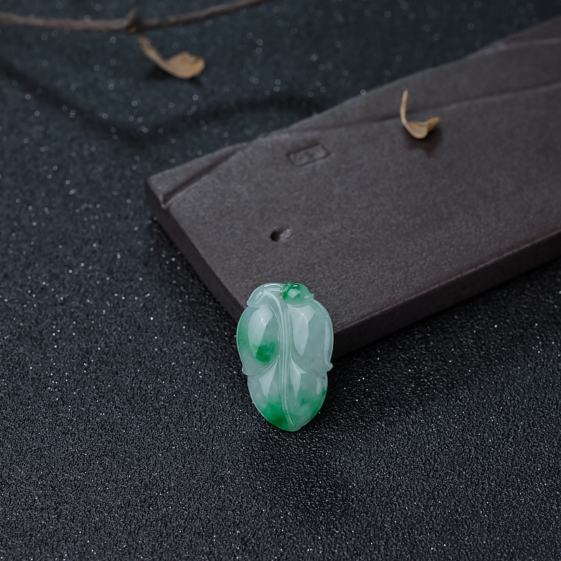 糯种飘翠翡翠叶子吊坠-红掌柜