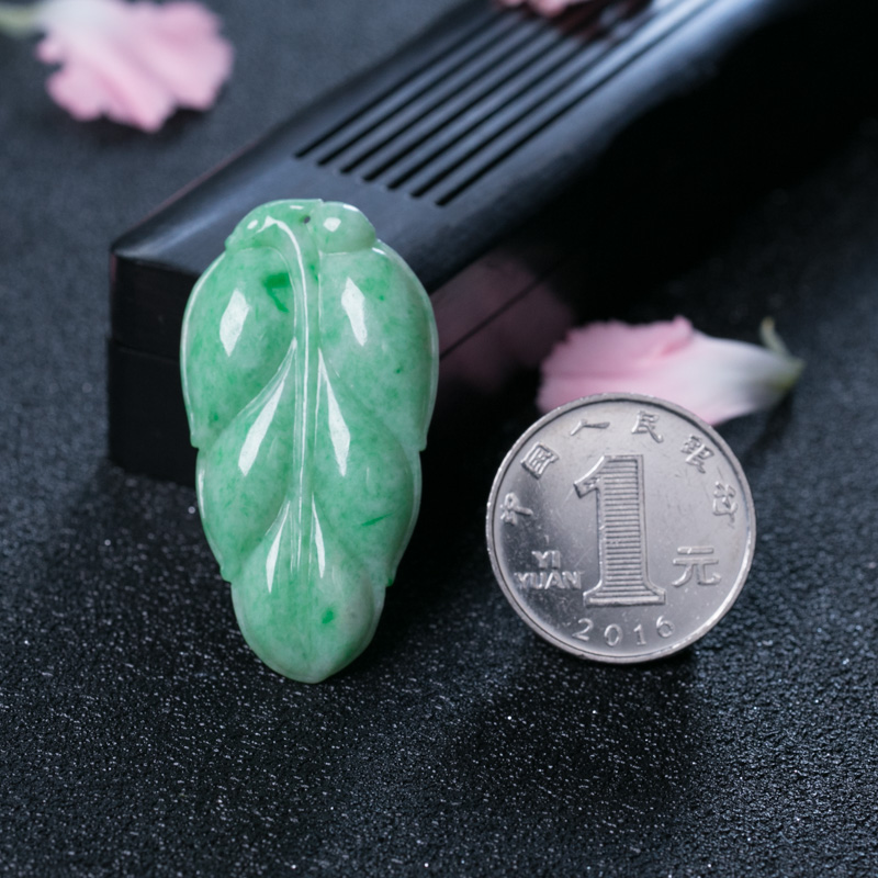 豆种浅绿翡翠吊坠-红掌柜