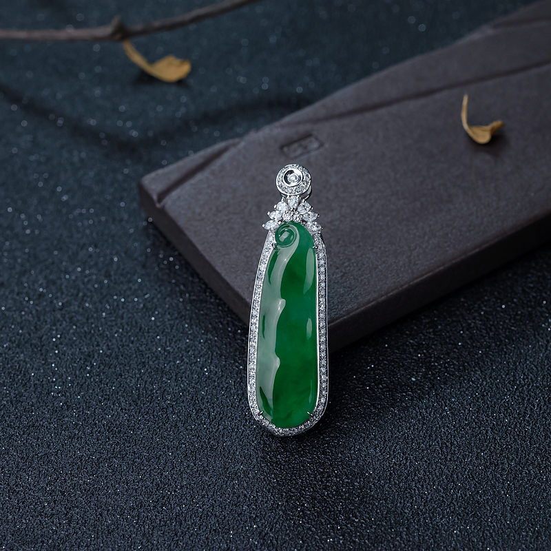 18K金镶钻糯种翠绿翡翠福豆吊坠-红掌柜