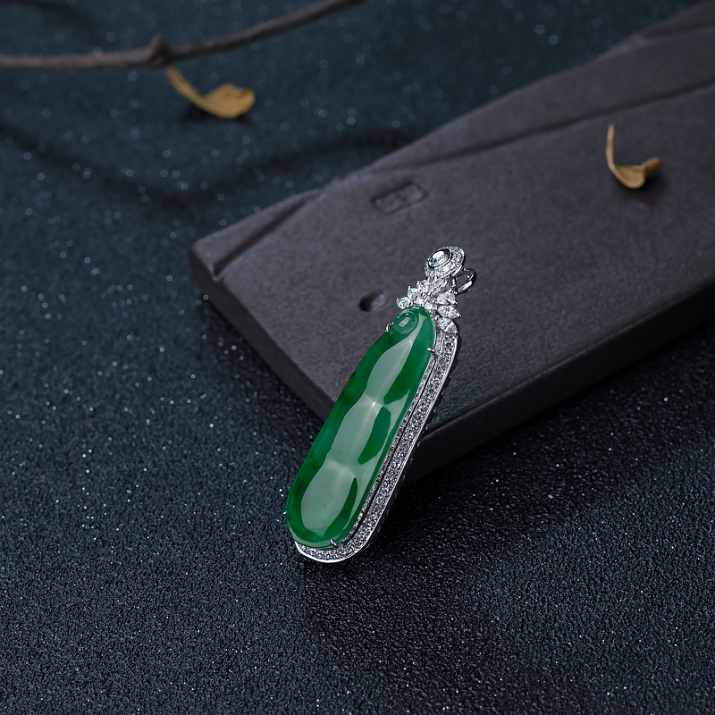 糯种翠绿翡翠福豆吊坠-红掌柜