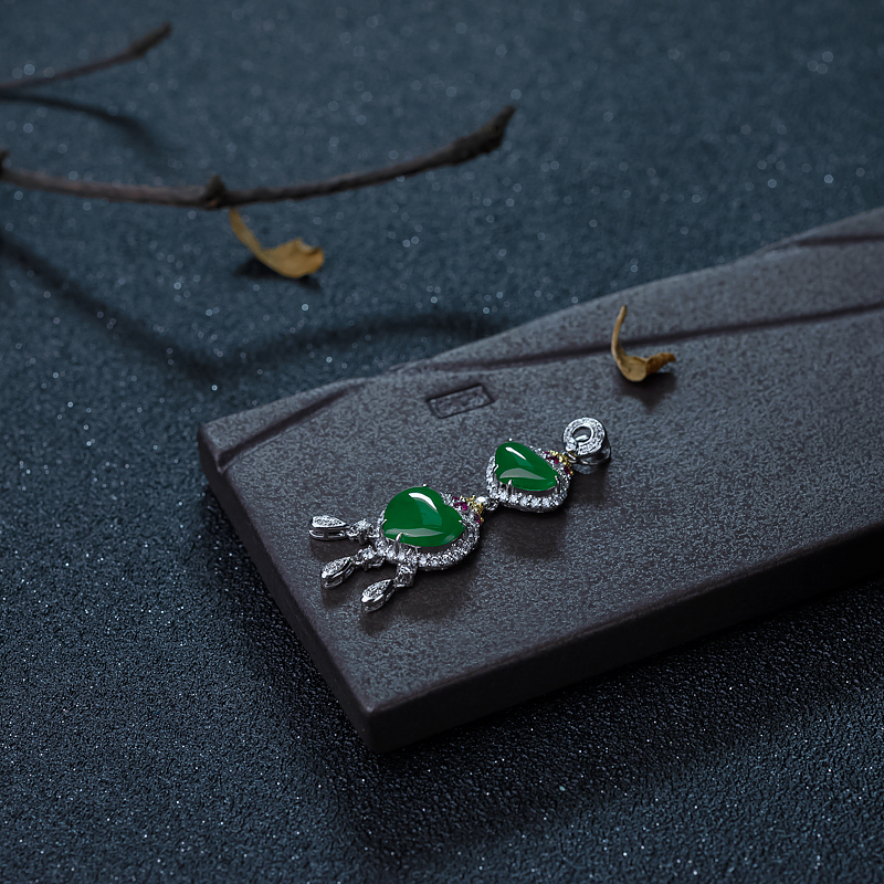 糯冰种翠绿翡翠吊坠-红掌柜