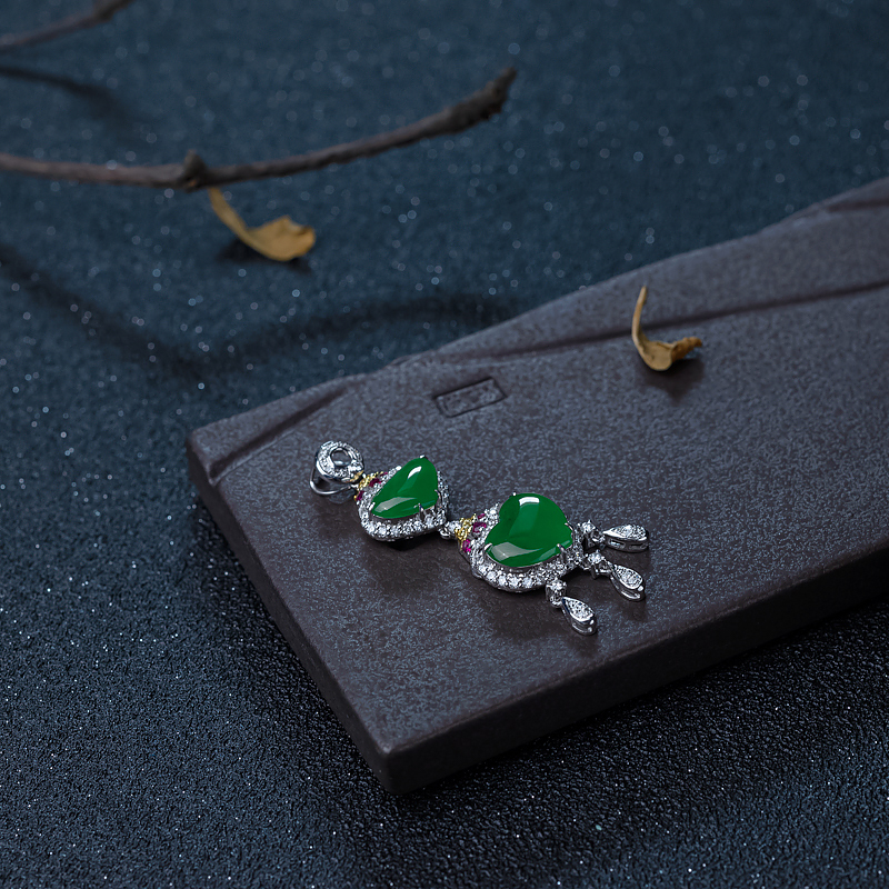 翠绿翡翠吊坠-红掌柜