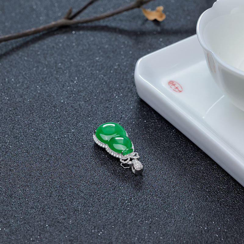 18K金镶钻天然糯种翡翠葫芦吊坠-红掌柜