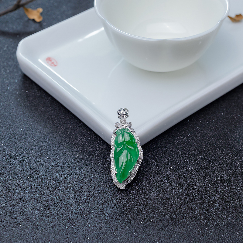 18K金镶钻天然糯冰种阳绿翡翠金鱼吊坠-红掌柜