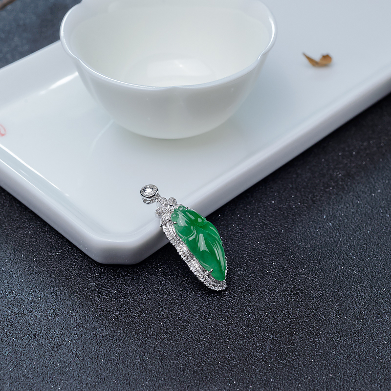 18K金镶钻糯冰种阳绿翡翠金鱼吊坠-红掌柜