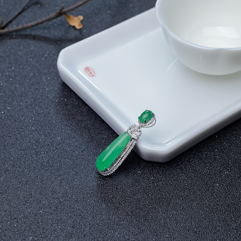 缅甸天然糯冰种阳绿翡翠吊坠-红掌柜