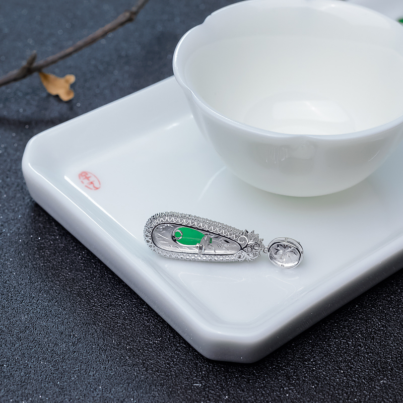 18K金镶钻缅甸天然糯冰种翡翠吊坠-红掌柜