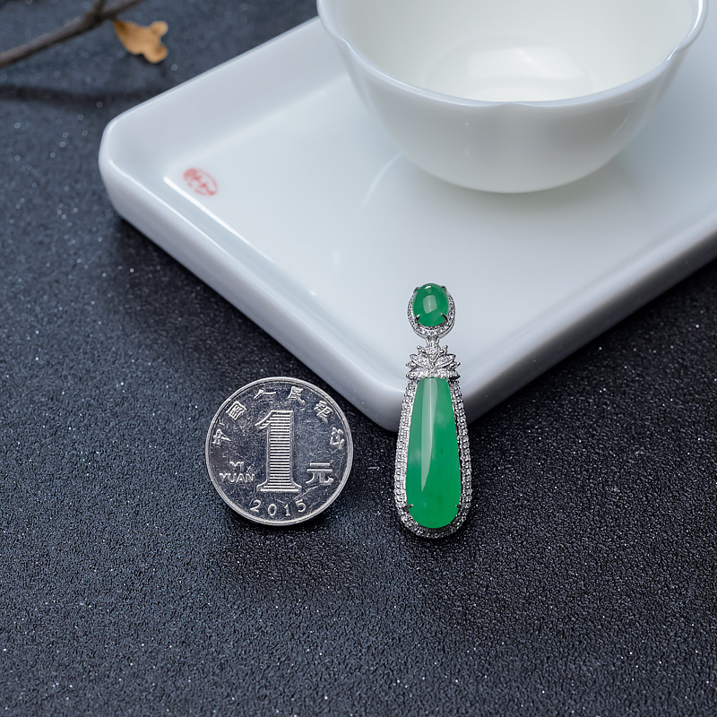 糯冰种阳绿翡翠吊坠-红掌柜