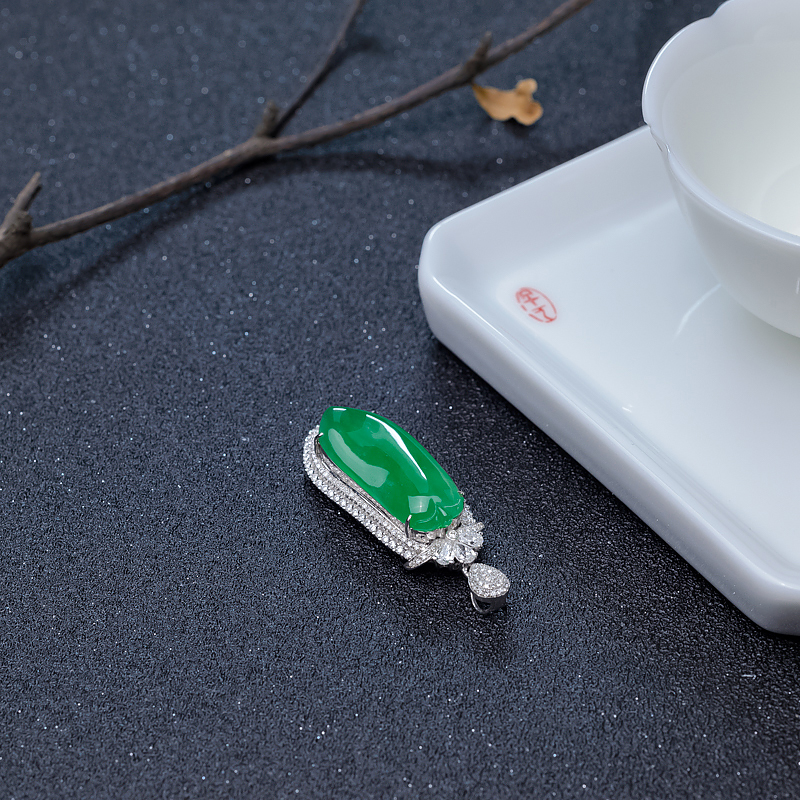 18K金镶钻糯冰种翠色翡翠吊坠-红掌柜