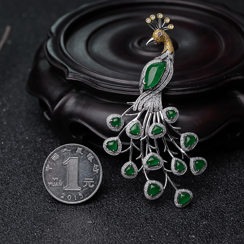 糯冰种翡翠孔雀胸针-红掌柜