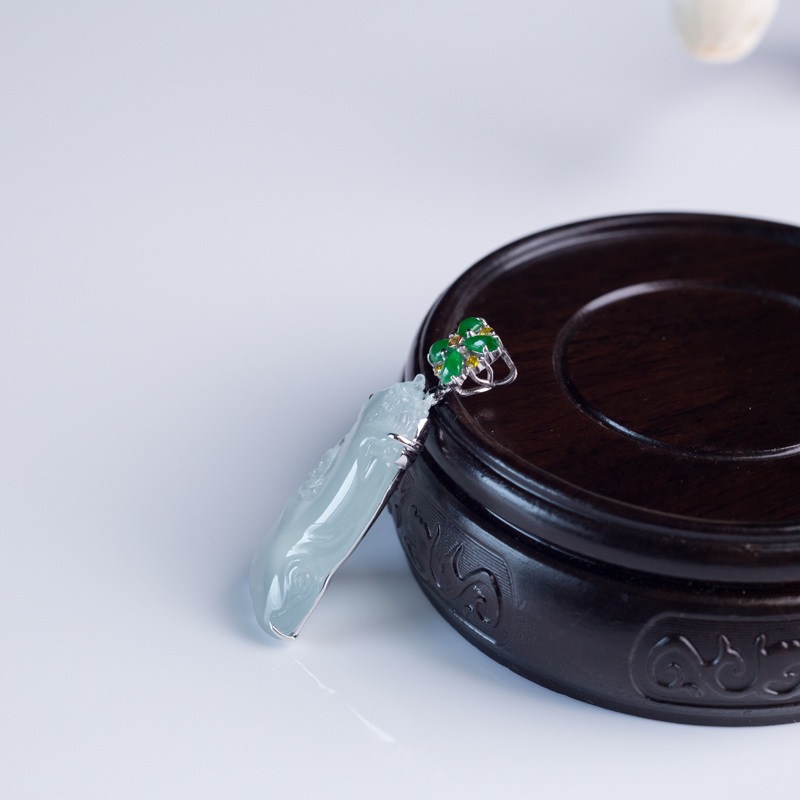 金镶钻冰种翡翠梅花吊坠-红掌柜