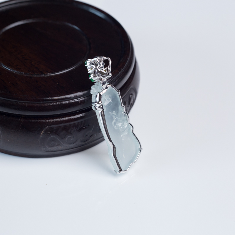 冰种翡翠梅花吊坠-红掌柜