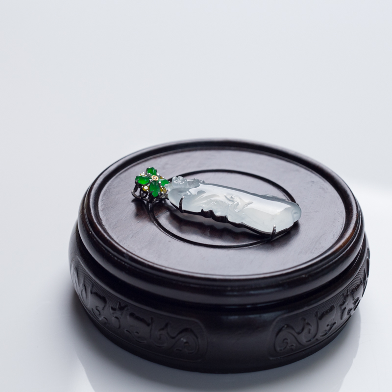 翡翠梅花吊坠-红掌柜