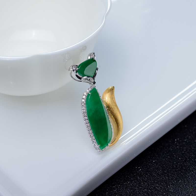 18K糯种翠色翡翠狐狸吊坠-红掌柜