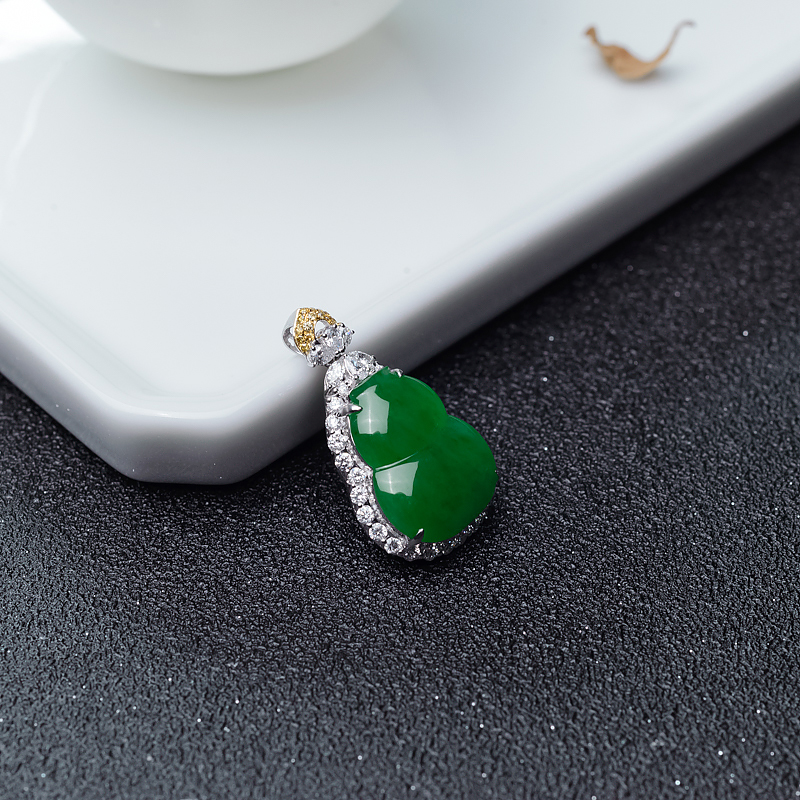 糯冰种翠色翡翠葫芦吊坠-红掌柜