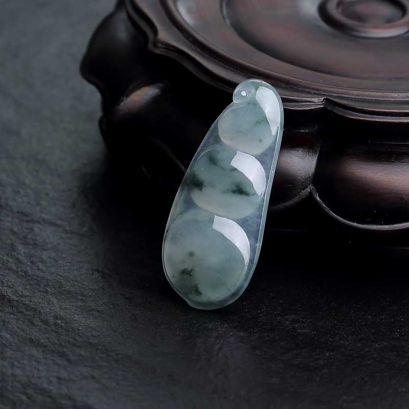 糯冰种翡翠福豆吊坠-红掌柜