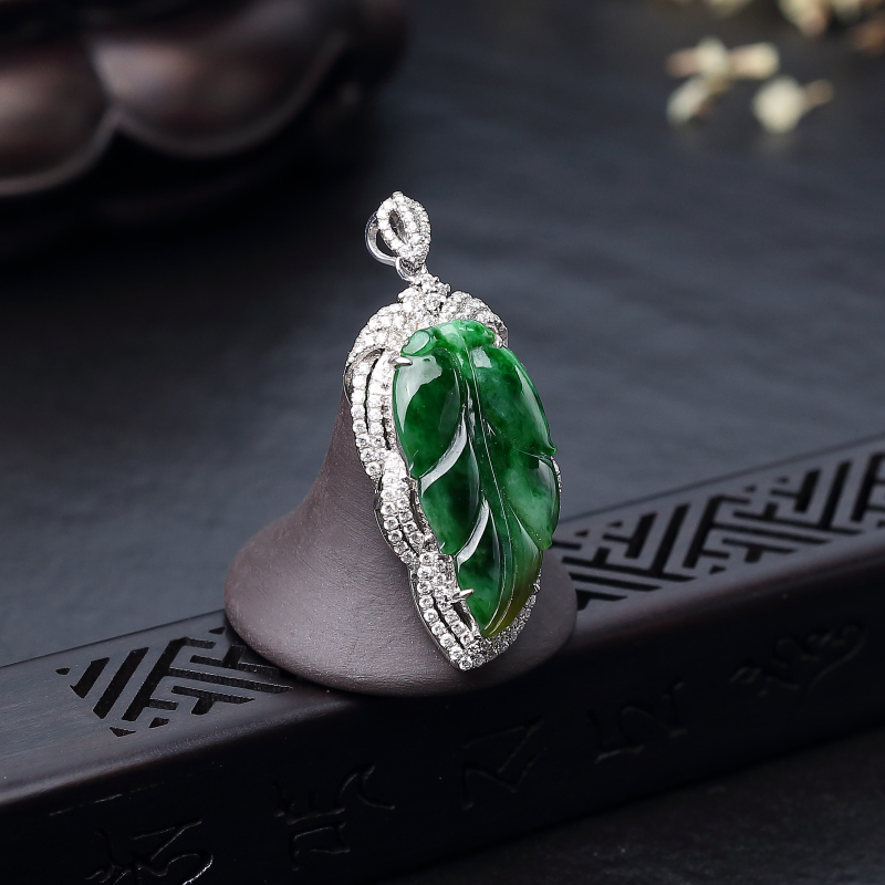 18K金镶钻糯种飘花翡翠叶子吊坠-红掌柜