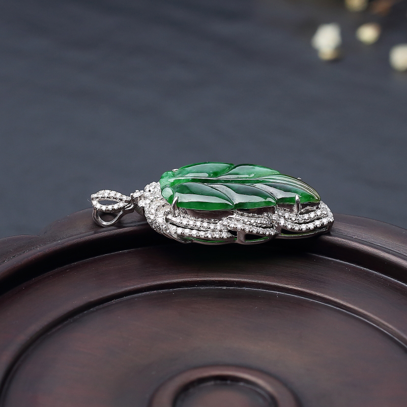 18K金镶钻天然糯种翡翠叶子吊坠-红掌柜