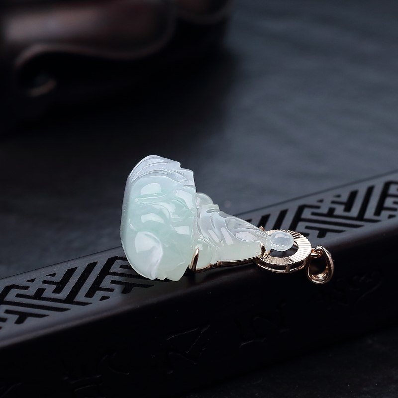 18K金镶天然糯冰种浅绿翡翠吊坠-红掌柜