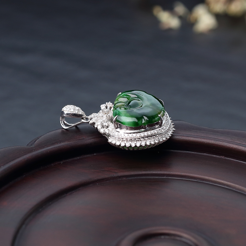 18K金镶钻天然糯种俏色翡翠吊坠-红掌柜