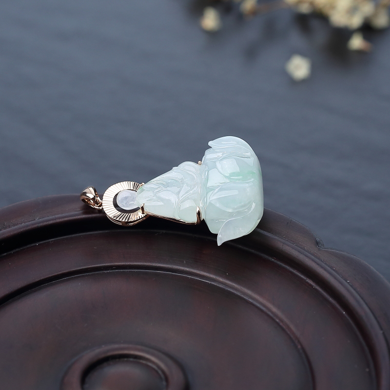 18K金镶天然糯冰种浅绿翡翠吊坠-红掌柜