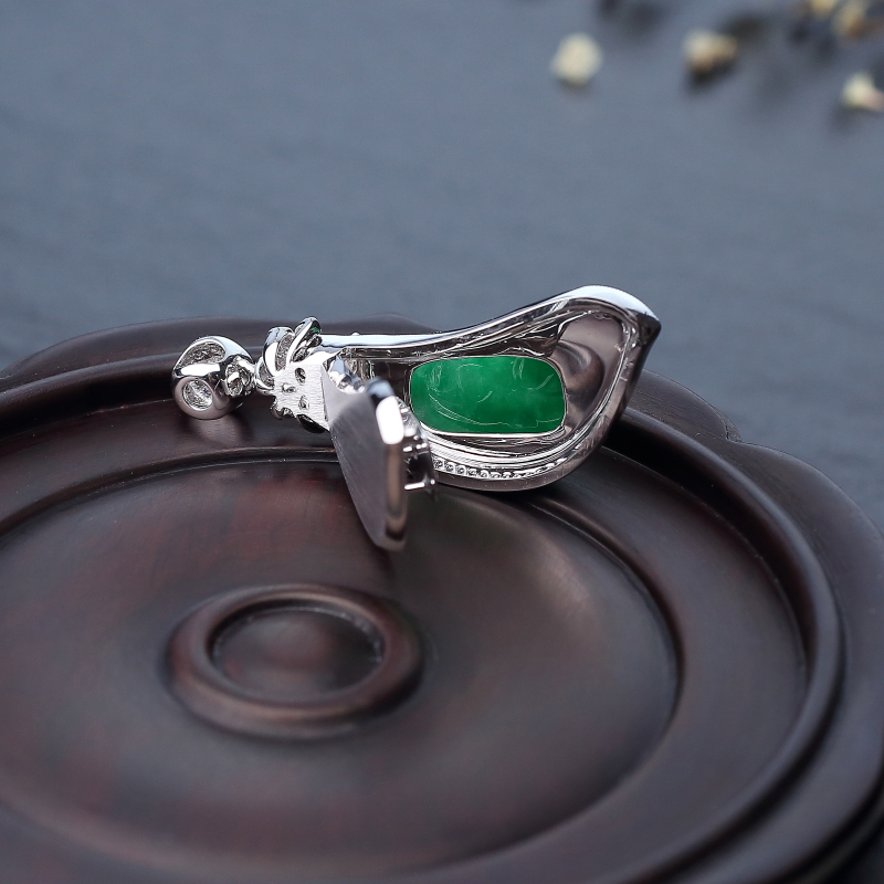 18K金镶钻天然翠色翡翠福豆吊坠-红掌柜