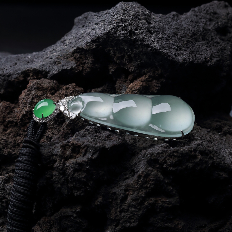 18K金镶钻天然冰种翡翠福豆吊坠-红掌柜