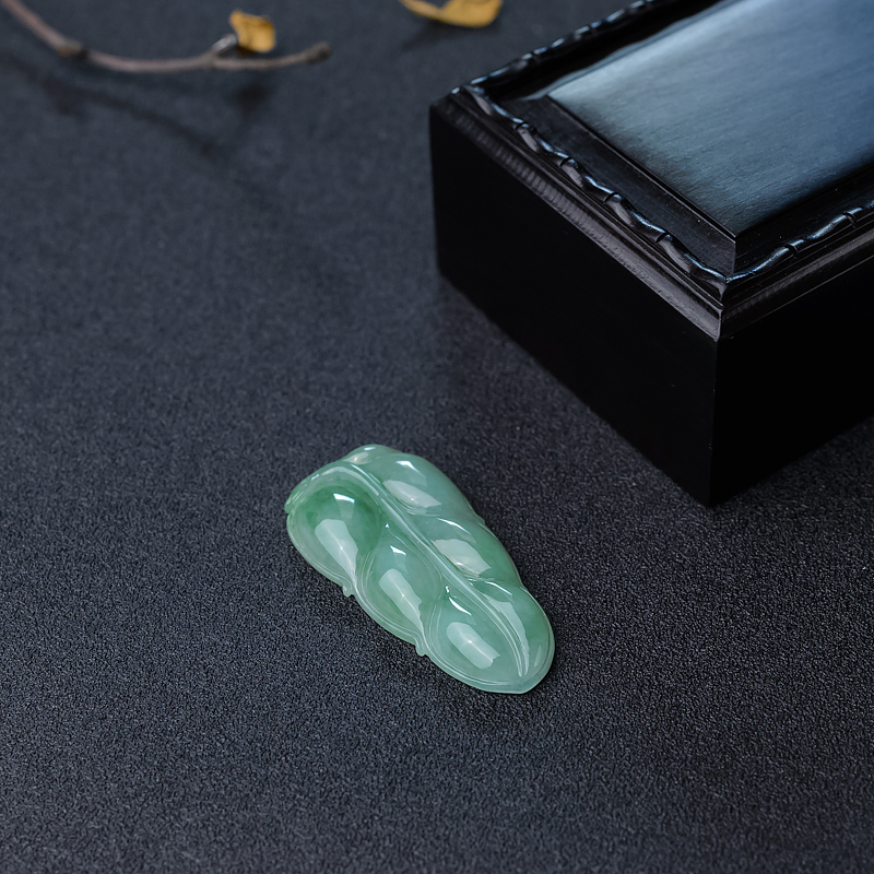 豆绿翡翠叶子吊坠-红掌柜