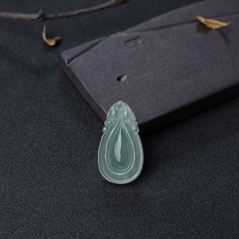 糯冰种浅绿翡翠吊坠-红掌柜