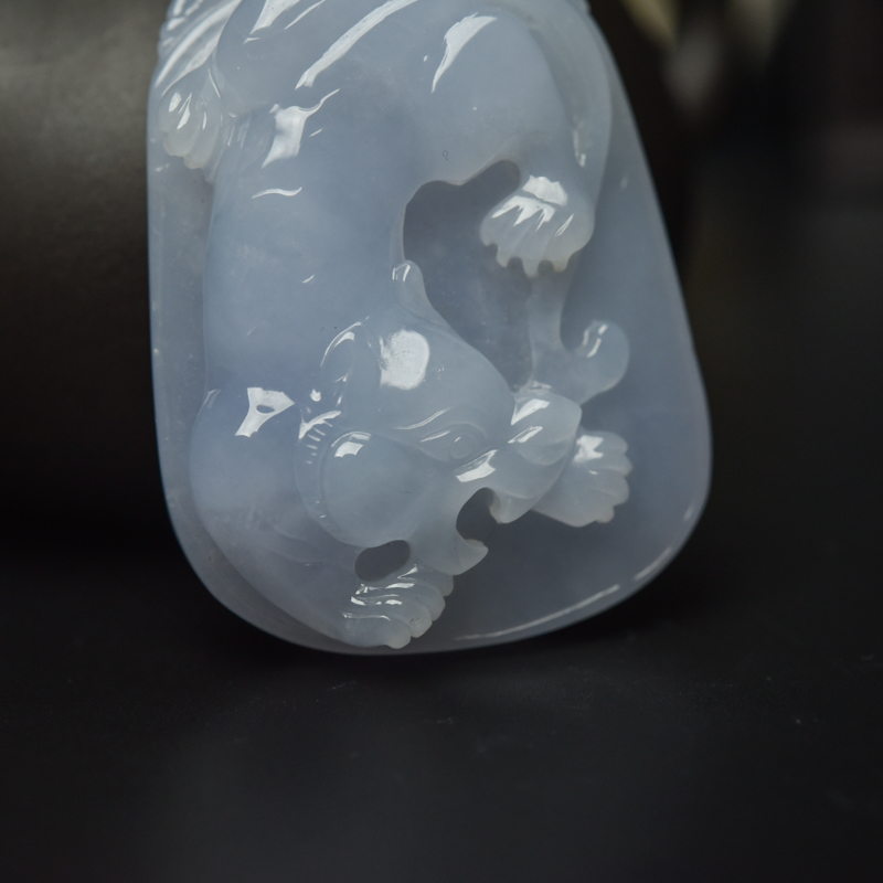 天然浅紫色翡翠老虎吊坠-红掌柜