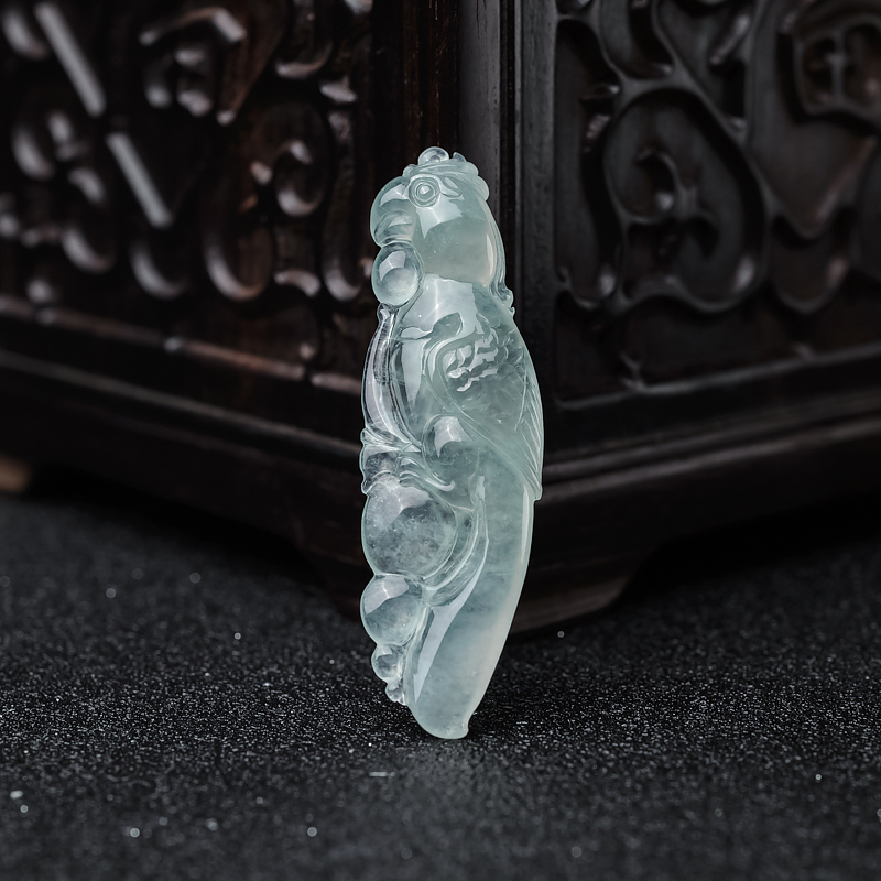 冰种浅绿翡翠鹦鹉吊坠-红掌柜