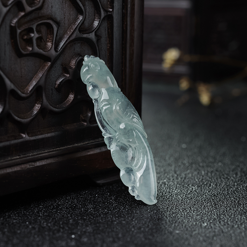 冰种翡翠鹦鹉吊坠-红掌柜