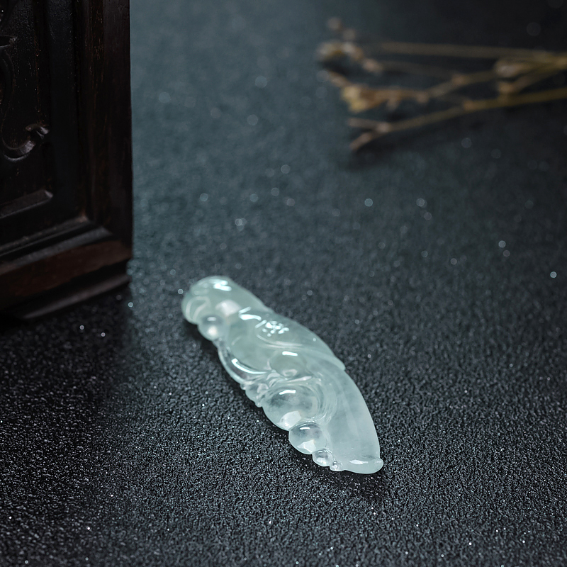 冰种浅绿翡翠吊坠-红掌柜