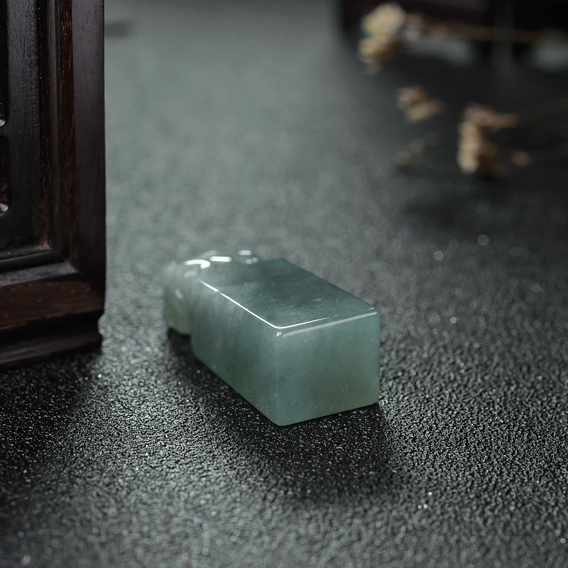 灰绿翡翠印章-红掌柜