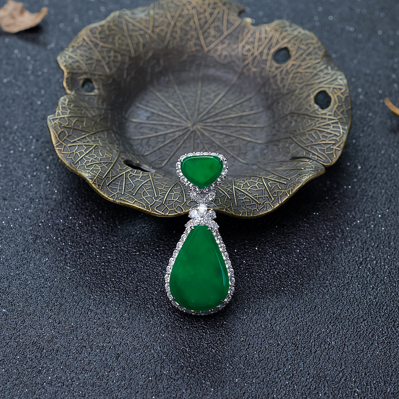 18K糯冰种阳绿翡翠吊坠-红掌柜