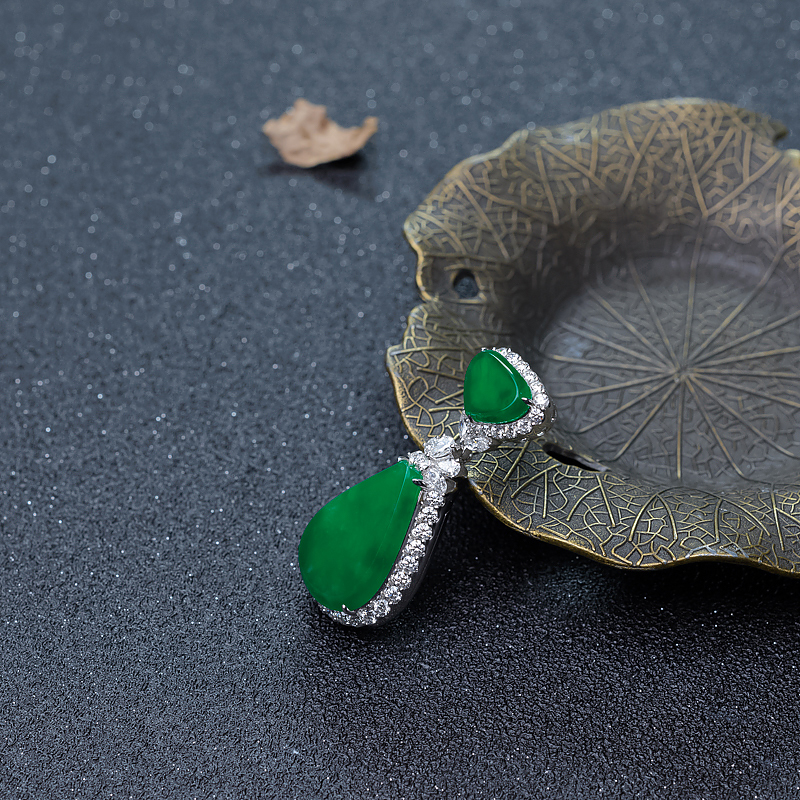 糯冰种阳绿翡翠吊坠-红掌柜