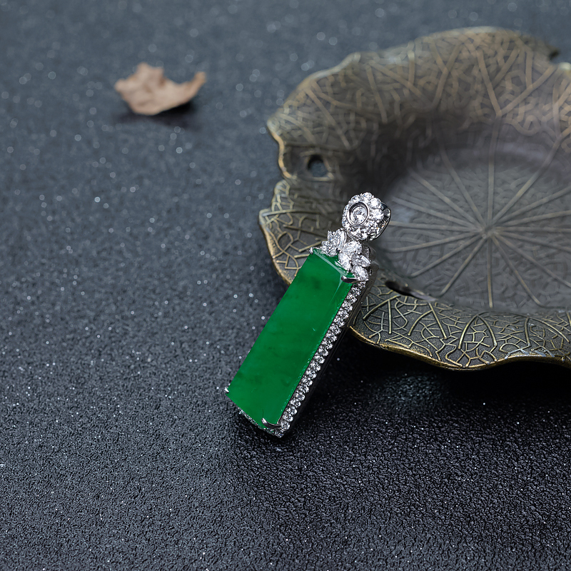 糯冰种阳绿翡翠吊坠-红掌柜