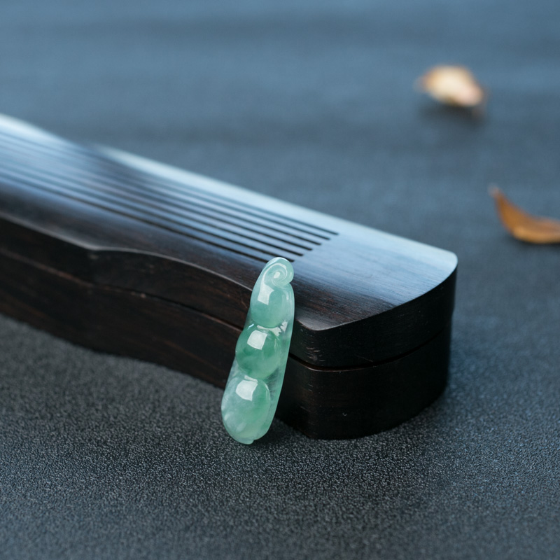 天然糯冰种浅绿翡翠福豆吊坠-红掌柜