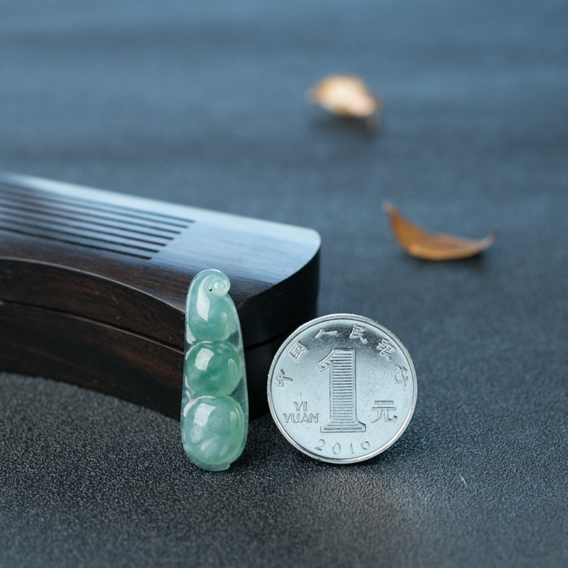糯冰种浅绿翡翠吊坠-红掌柜