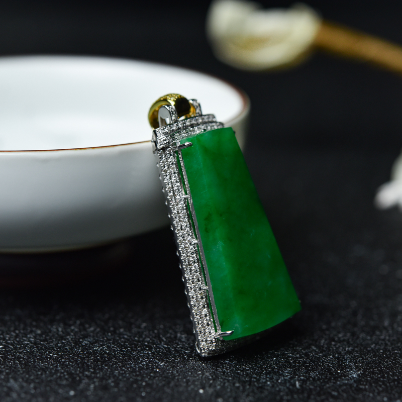18K金镶钻糯种翠绿翡翠吊坠-红掌柜