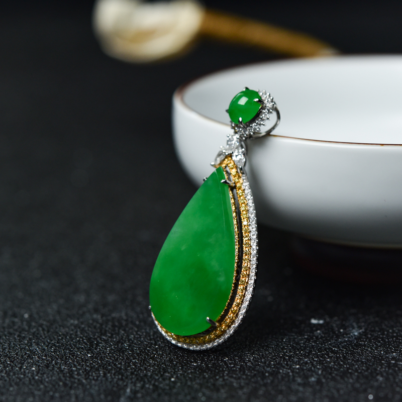 翡翠水滴吊坠-红掌柜