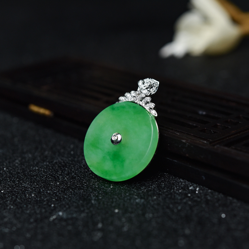 18K金镶钻糯种飘翠翡翠吊坠-红掌柜