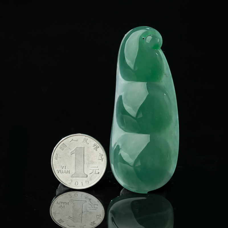 糯冰种翠绿翡翠吊坠-红掌柜