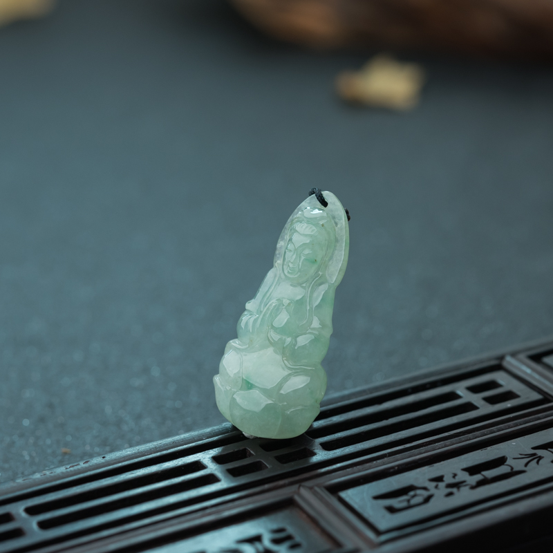 晴水翡翠观音吊坠-红掌柜