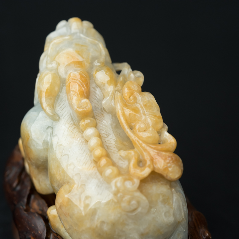 缅甸天然糯种俏色翡翠摆件-红掌柜
